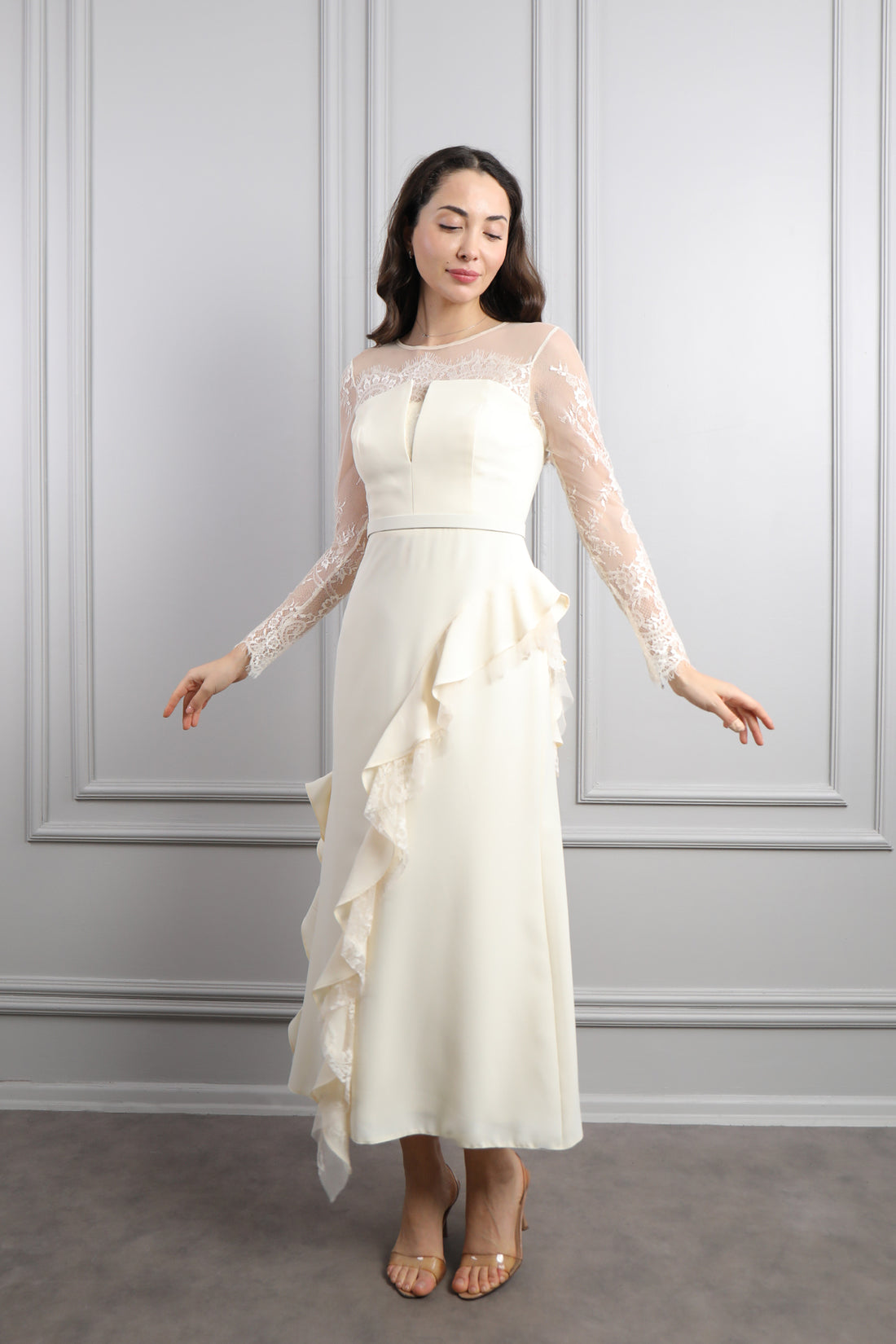 فستان باكمام شفافة وتفاصيل دانتيلية وكشكشة -سكري