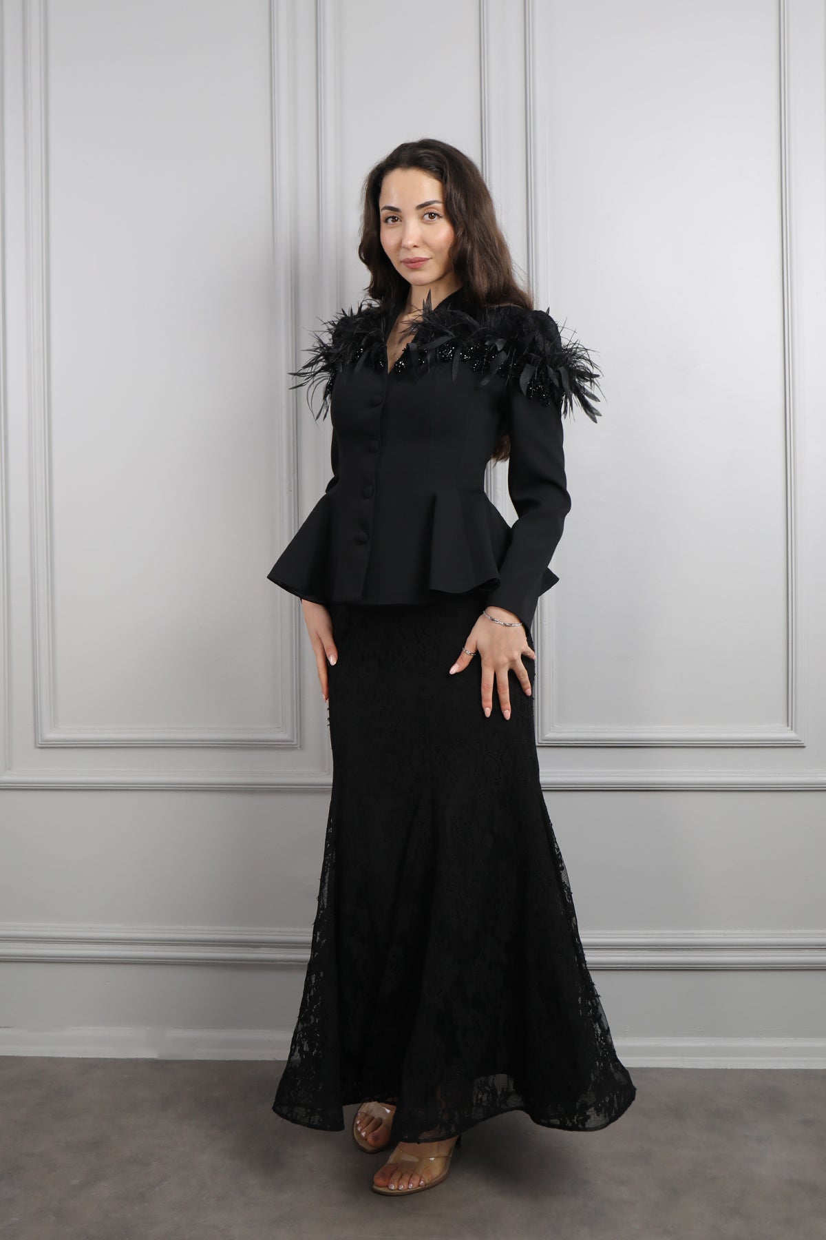 طقم تنورة دانتيل وجاكيت مزين بالريش والخرز -اسود