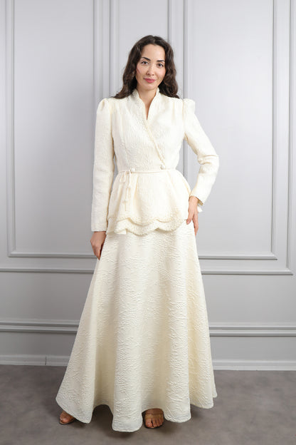 طقم تنورة وجاكيت مزين بالخرز وتفصيل طبقات -سكري