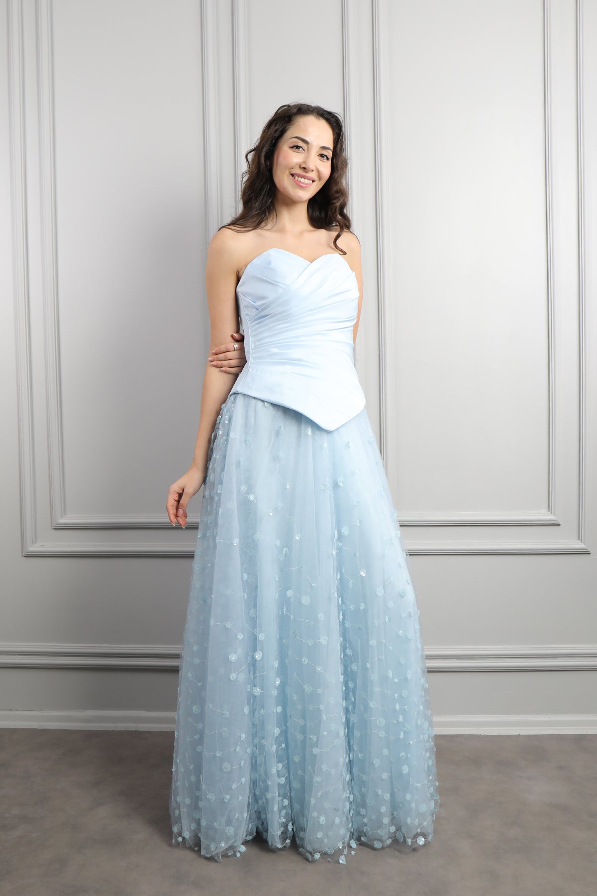 فستان سهرة سترابلس بتنورة تول وشال طويل -سماوي