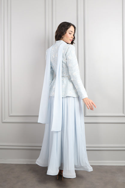طقم تنورة وجاكيت لامع بحزام لؤلؤي ووشاح -ازرق