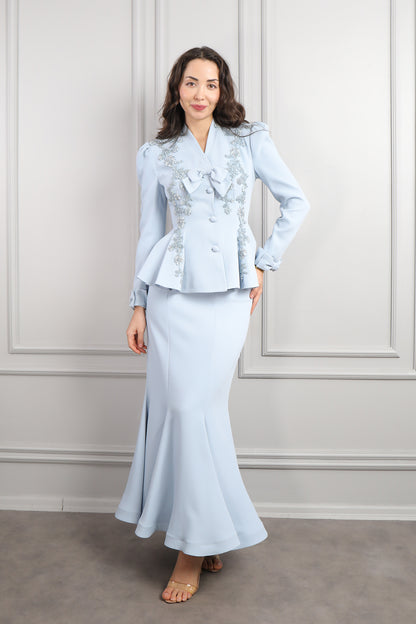 طقم تنورة وجاكيت بزينة فيونكة  وتطريزات خرزية -ازرق