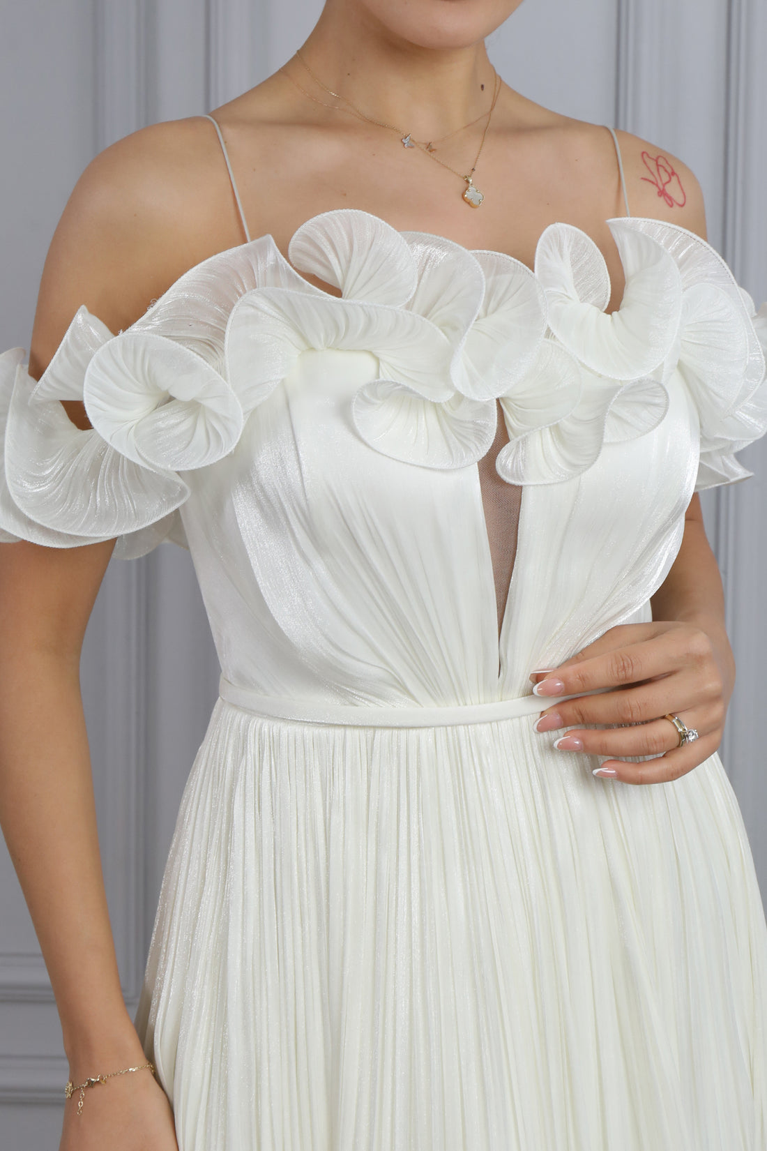 فستان سهرة ميدي بأكتاف مكشوفة، وياقة مكشكشة بحبل ربط خلفي، وتنورة مكسرة -سكري