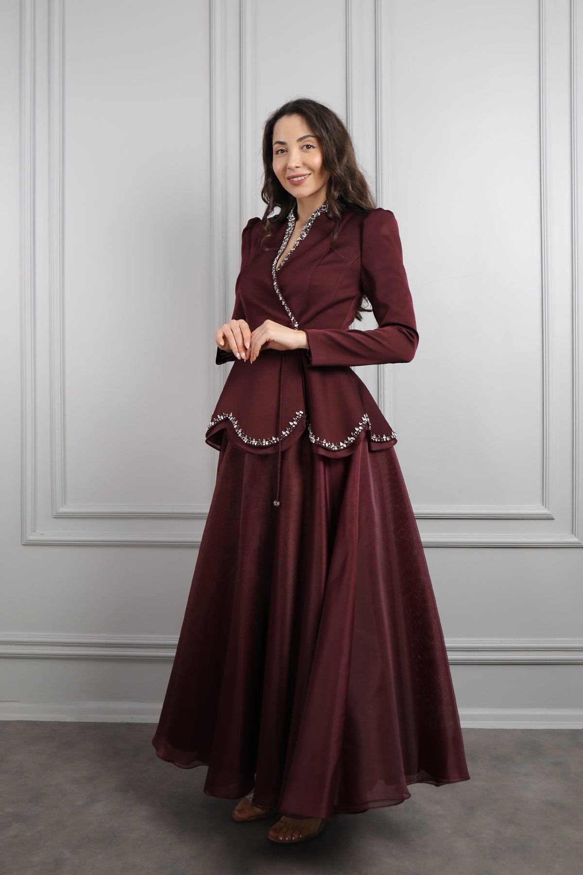 طقم تنورة وجاكيت مزين بتطريوات كريستالية -عودي