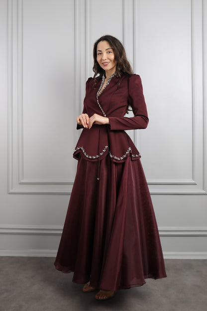 طقم تنورة وجاكيت مزين بتطريوات كريستالية -عودي