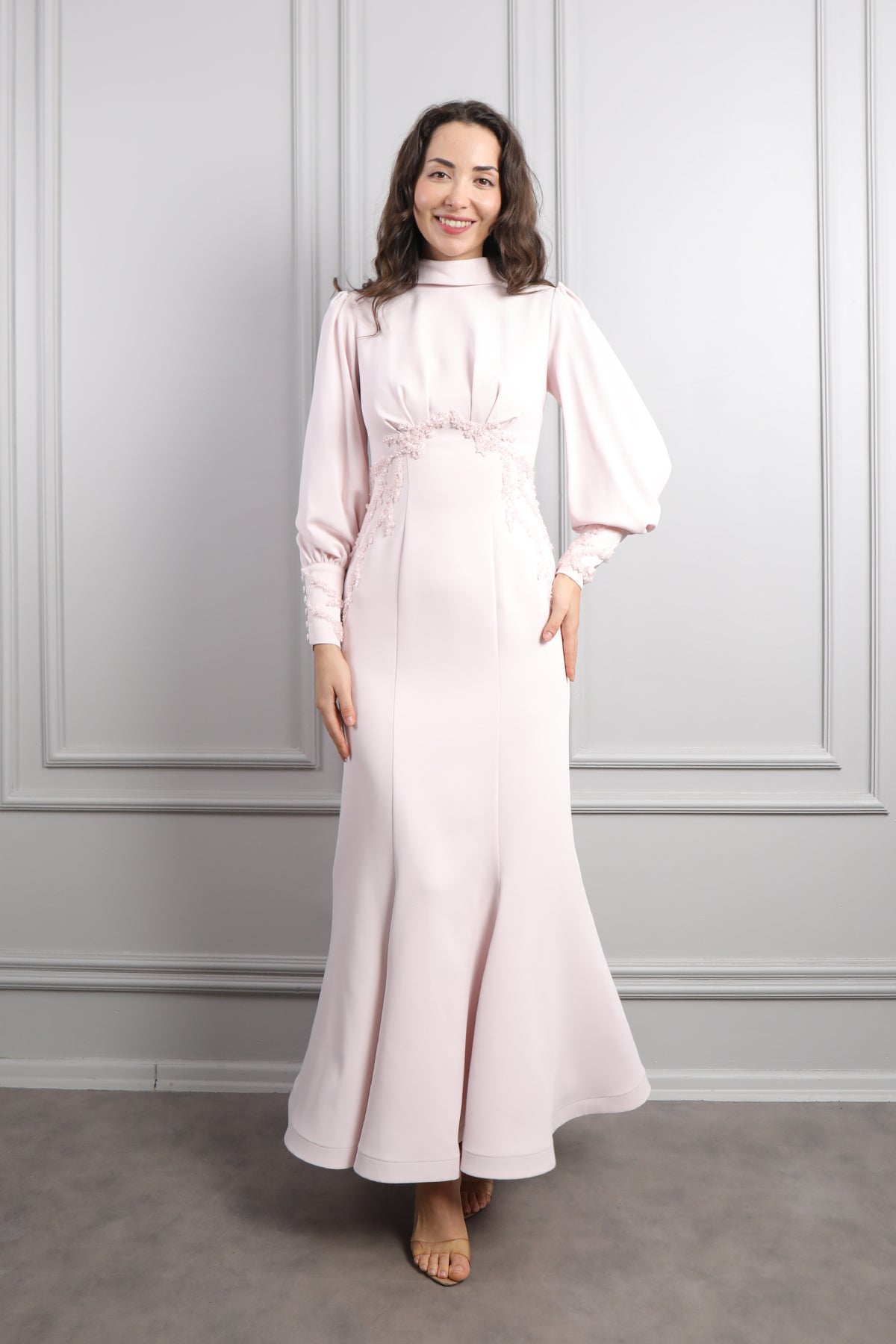 فستان خناقي مزين بالخرز بتفاصيل ربط بالخلف -بمبي