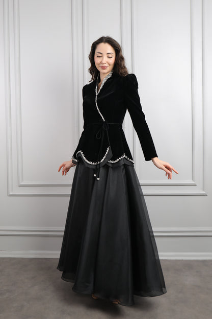 طقم تنورة وجاكيت مخملي مزين بالكريستالات -اسود