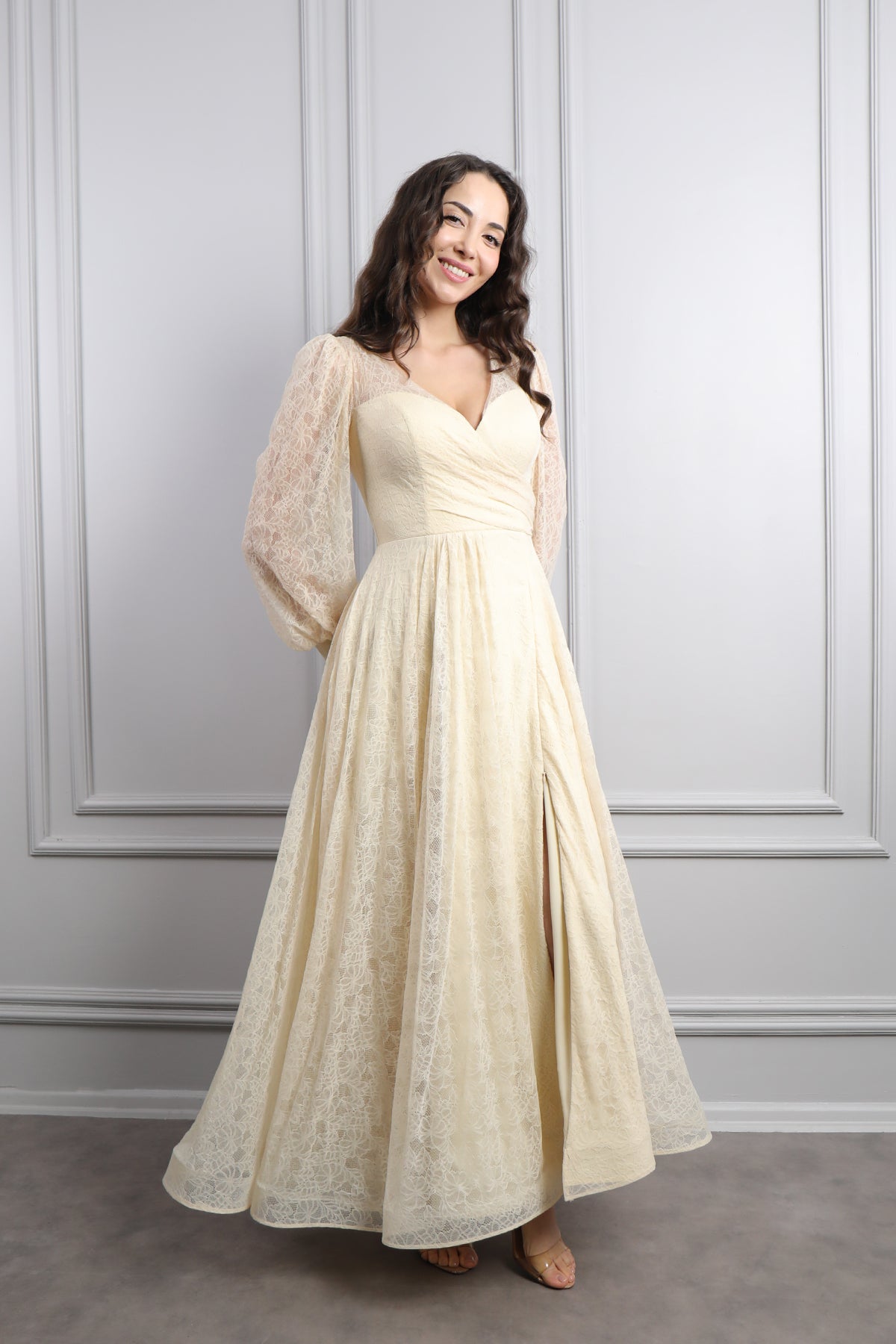 فستان سهرة دانتيل بياقة مثلثة واكمام واسعة مقاس كبير -بيج