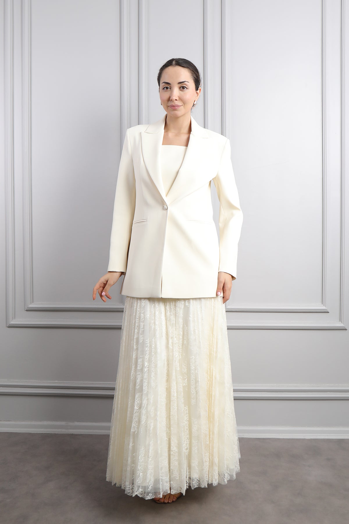 طقم فستان بتفصيل دانتيل وجاكيت مع زينة وشاح -سكري