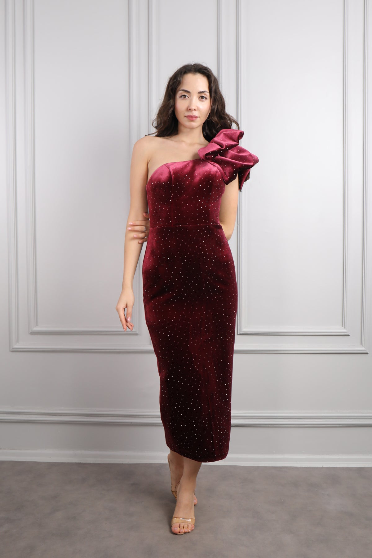 فستان سهرة ميدي مخملي بكتف واحد مطرز بالفصوص -عودي