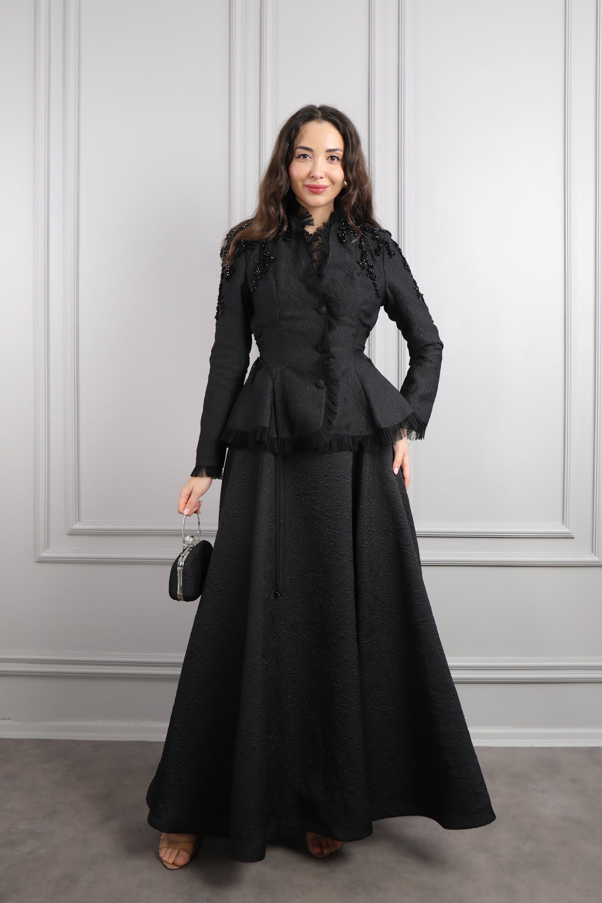 طقم تنورة وجاكست بتفاصيل كشكشة وتطريزات خرزية مع اكسسوار شنطة -اسود