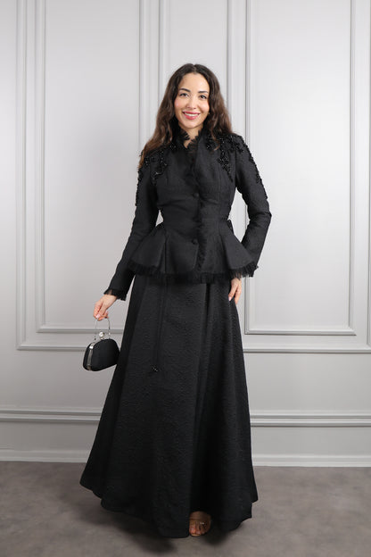 طقم تنورة وجاكست بتفاصيل كشكشة وتطريزات خرزية مع اكسسوار شنطة -اسود