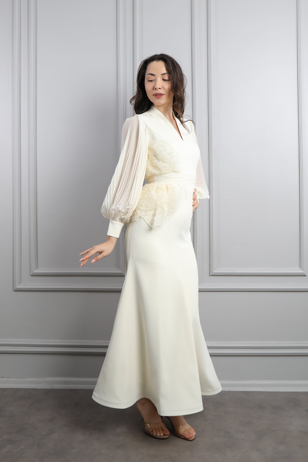 فستان بقصة سمكية باكمام واسعة شيفون وزينة جانبية -سكري