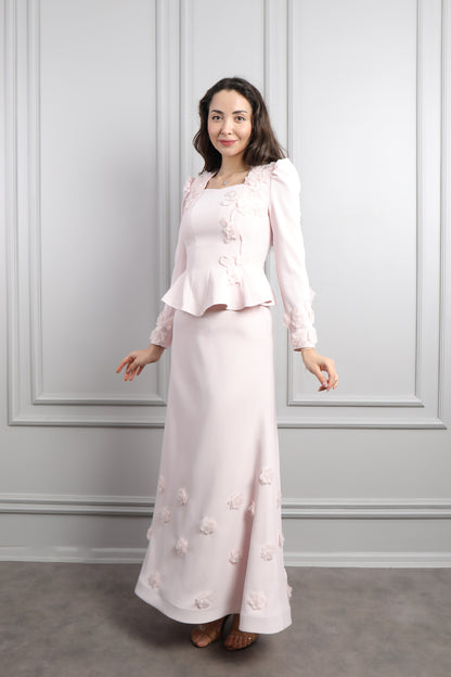 طقم تنورة وتوب رسمي انيق بياقة مربعة وتفاصيل ورود -بمبي