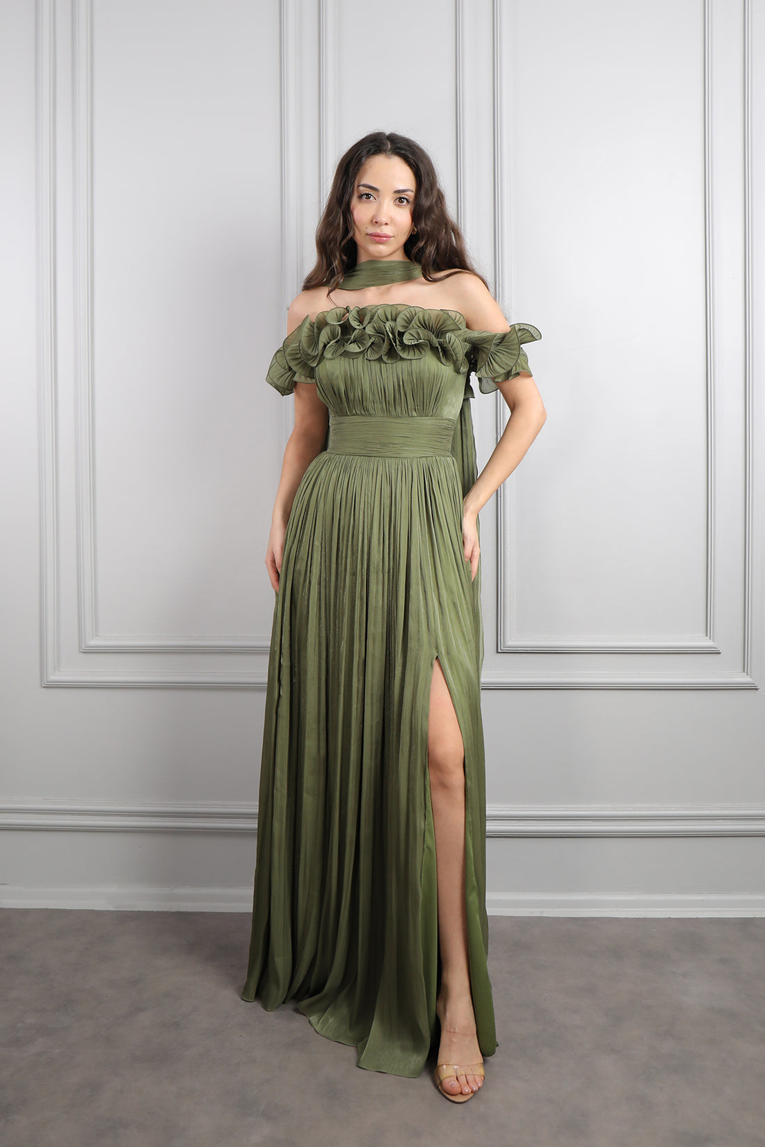 فستان سهرة مكشوف الاكتاف بتفاصيل كشكشة مع شال -زيتي