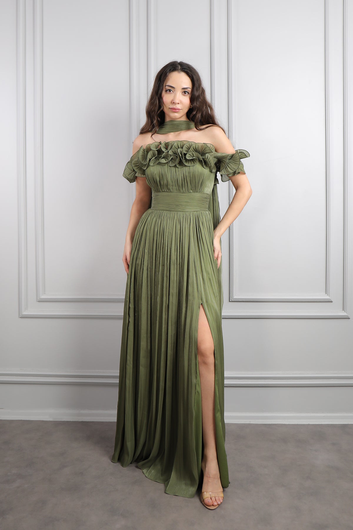 فستان سهرة مكشوف الاكتاف بتفاصيل كشكشة مع شال -زيتي