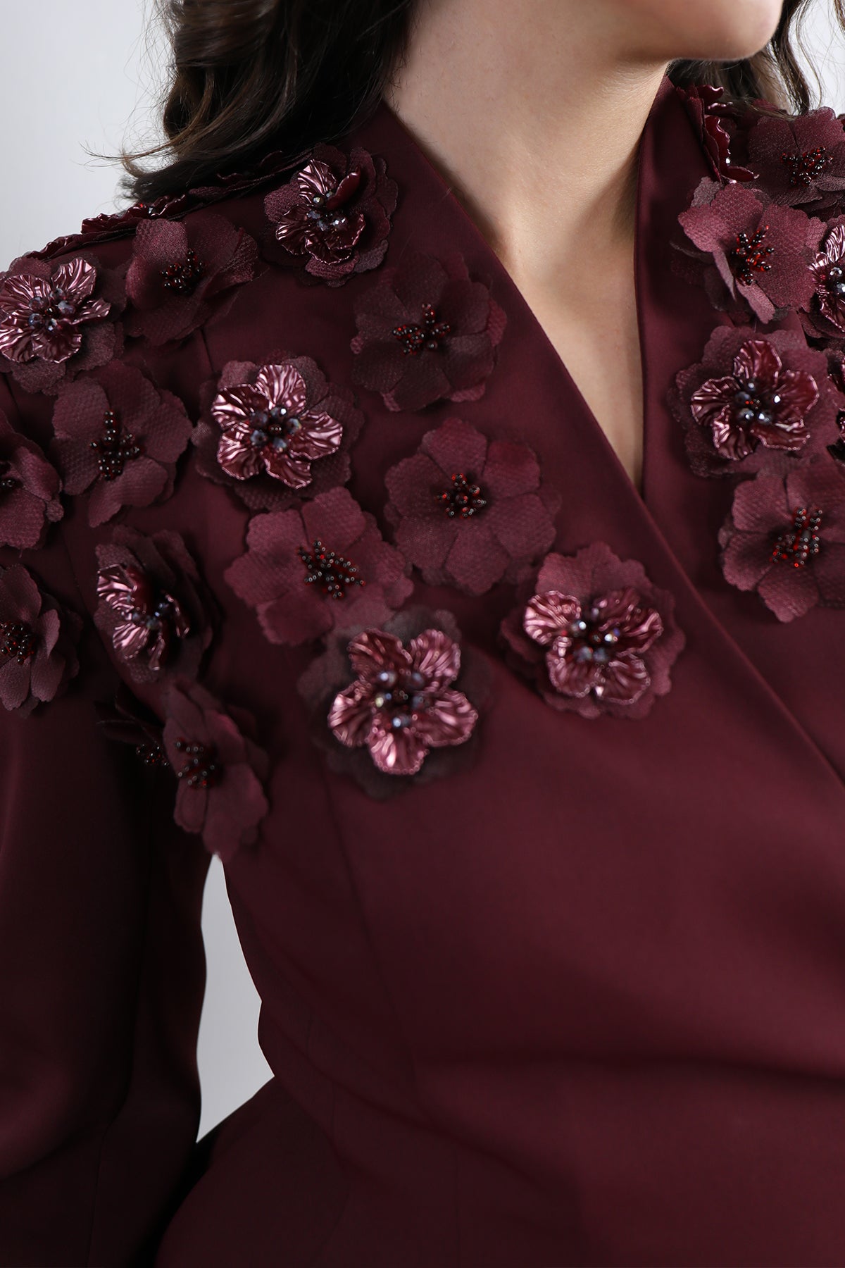 طقم تنورة وجكيت مزين بالورود مع حزام -عودي