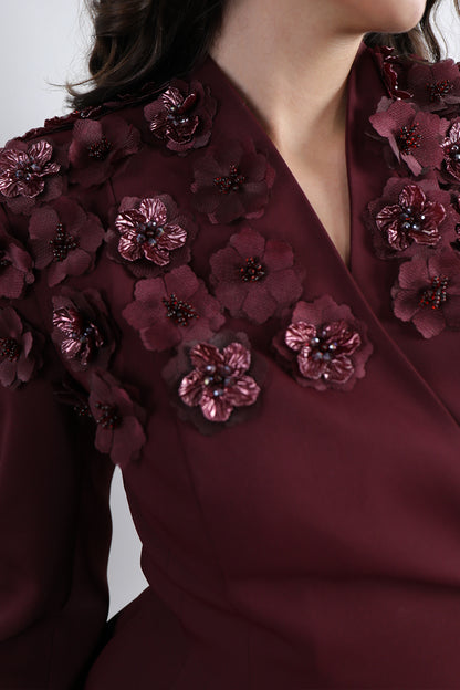 طقم تنورة وجكيت مزين بالورود مع حزام -عودي