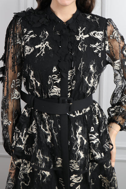 فستان مزخرف بتفاصيل كشكشة وزينة ورود عالياقة بحزام عالخصر مقاس كبير -اسود