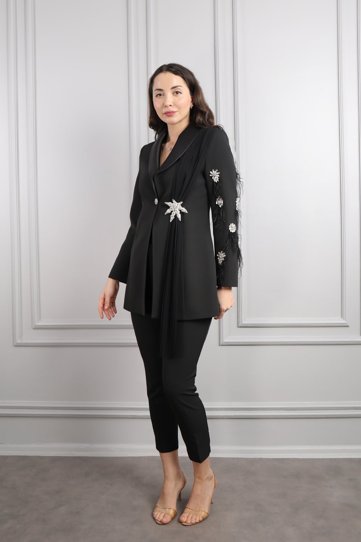 طقم بنطال وجاكيت مزين بالكريستالات والريش -اسود