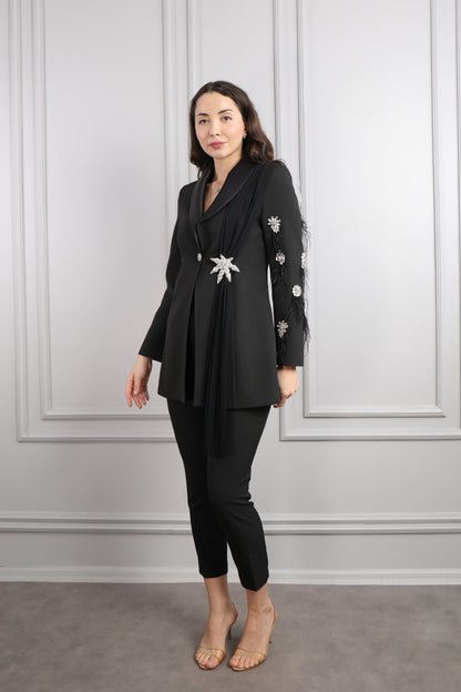 طقم بنطال وجاكيت مزين بالكريستالات والريش -اسود