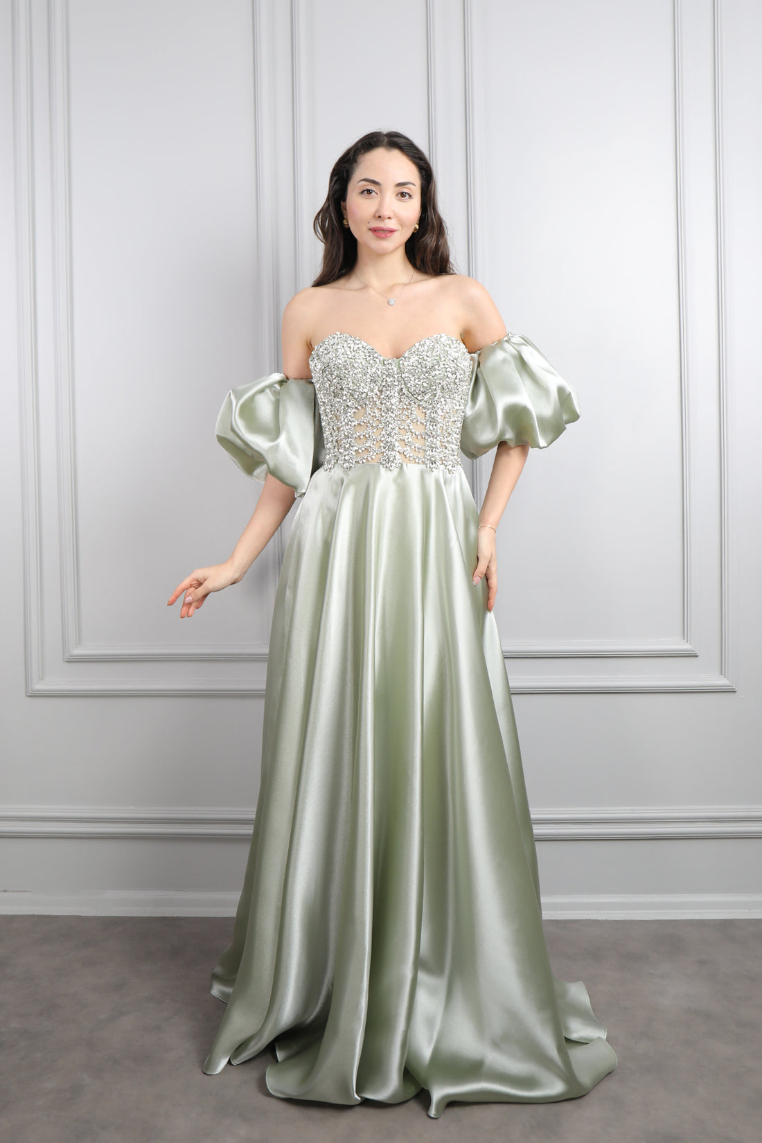 فستان سهرة ساتان سترابلس باكمام بالون وتطريزات كريستالية -اخضر