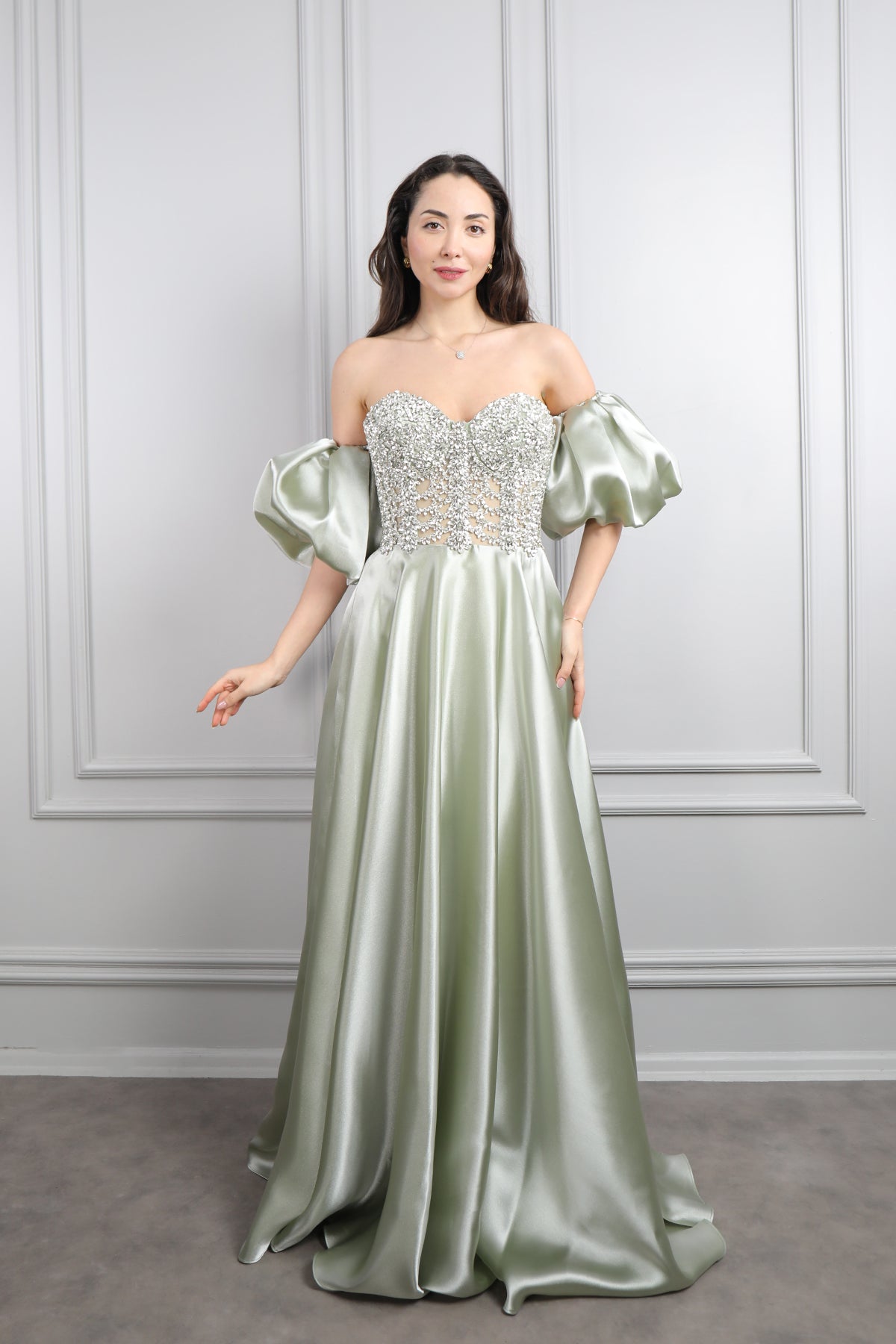 فستان سهرة ساتان سترابلس باكمام بالون وتطريزات كريستالية -اخضر