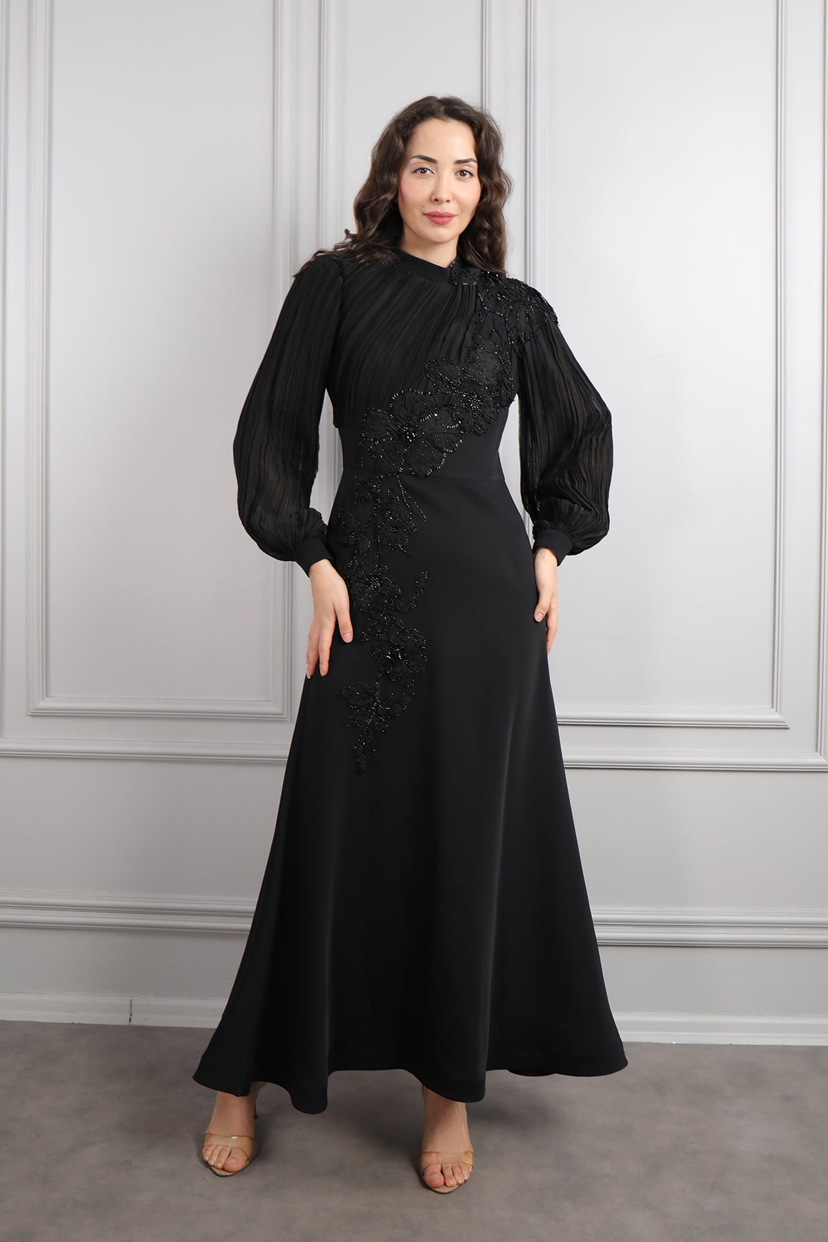 فستان خناقي باكمام واسعة مزين بالخرز والورود -اسود