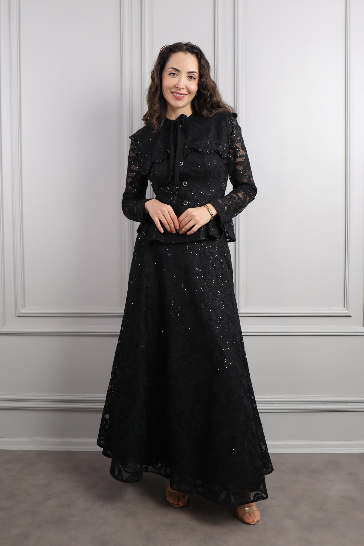 طقم تنورة وجاكيت بياقة اطفال بتطريز ورود -اسود