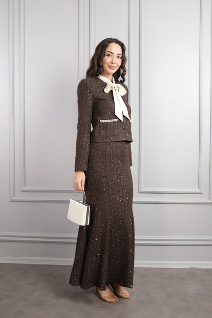 طقم تنورة وجاكيت بياقة تنربط مزين باللؤلؤ مع اكسسوار شنطة -بني