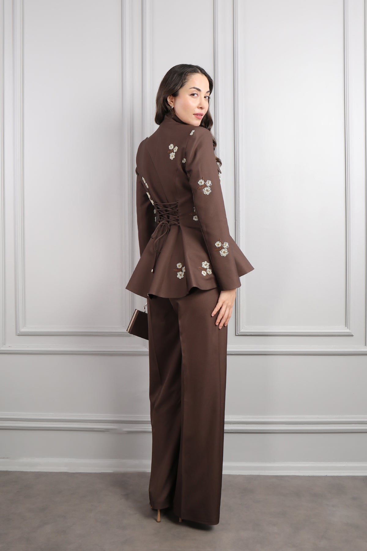 طقم بنطال وبلوزة بتطريزات خرزية وتفصيل ربط عالياقة -بني