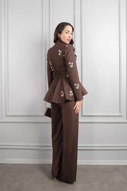 طقم بنطال وبلوزة بتطريزات خرزية وتفصيل ربط عالياقة -بني