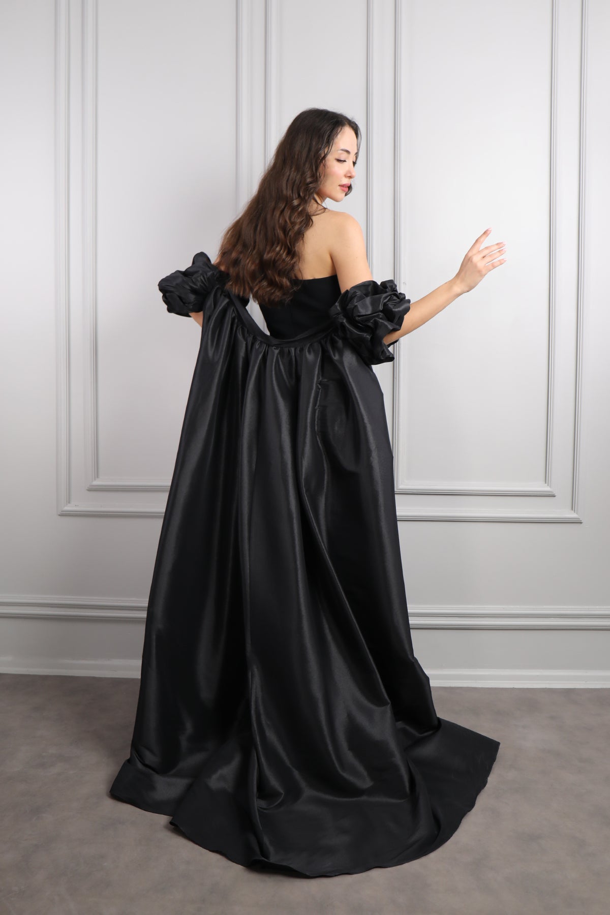 فستانى سهرة سترابلس بتطريزات خرزية وذيل طويل -اسود