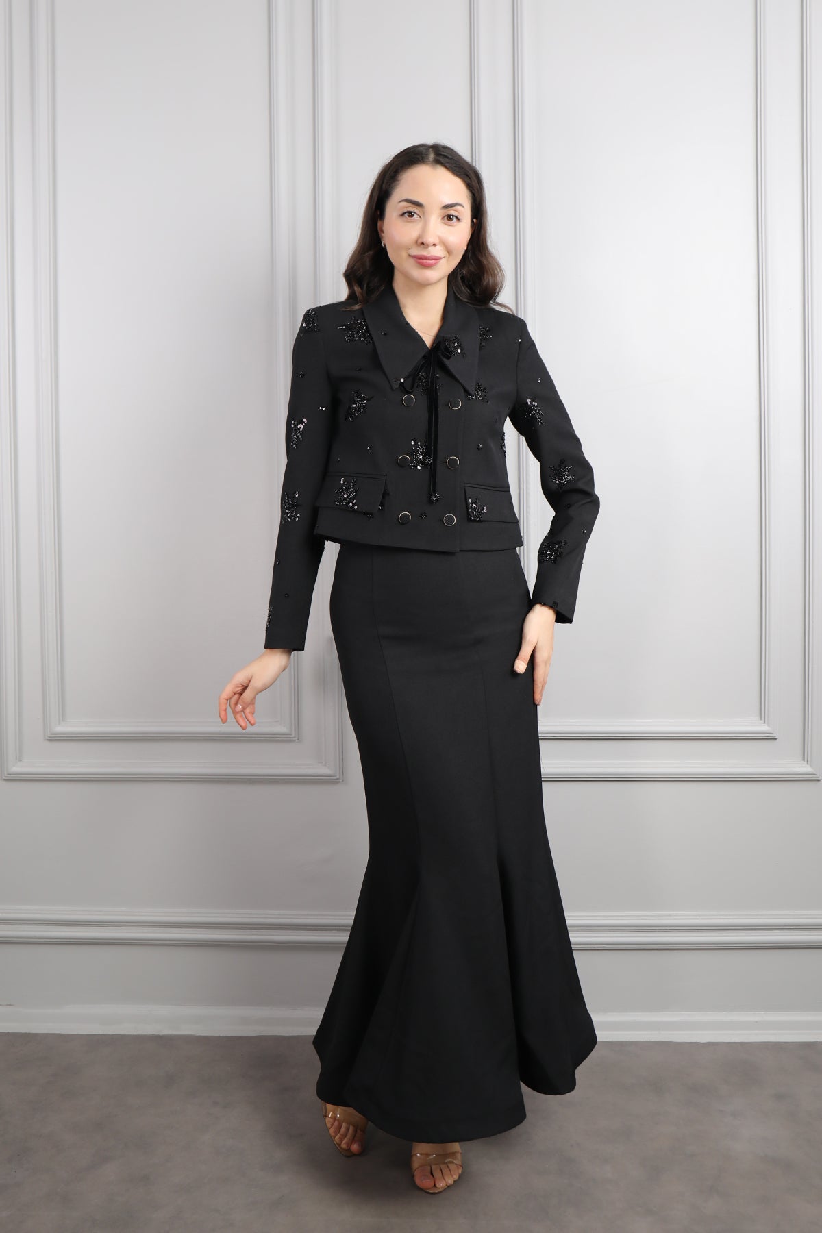 طقم تنورة وجاكيت بتطريزات خرزية وزينة ازرار -اسود