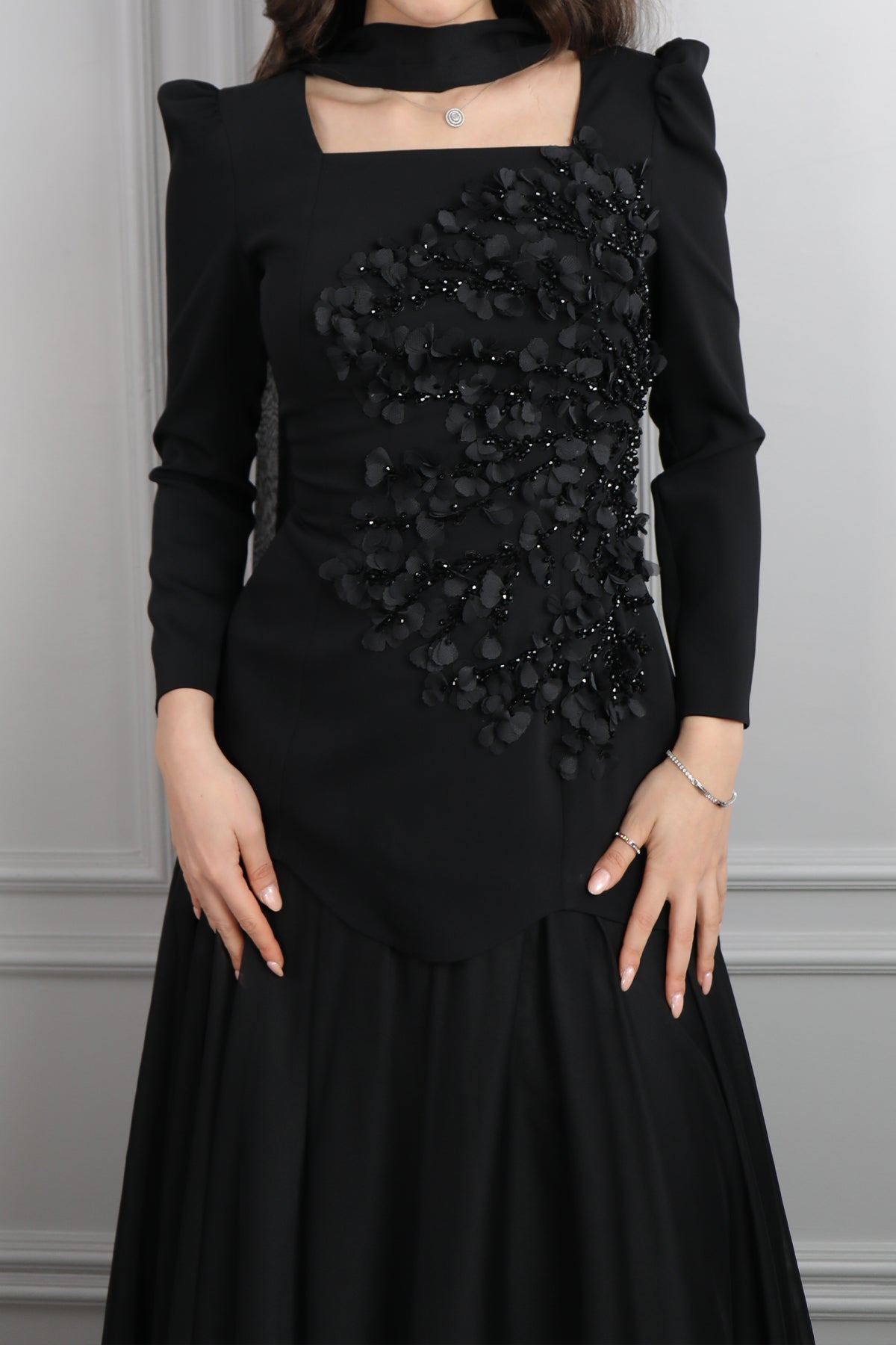 طقم تنورة وتوب مطرز بالخرز والورود مع تفصيل شال -اسود