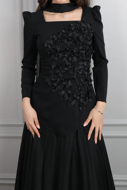 طقم تنورة وتوب مطرز بالخرز والورود مع تفصيل شال -اسود