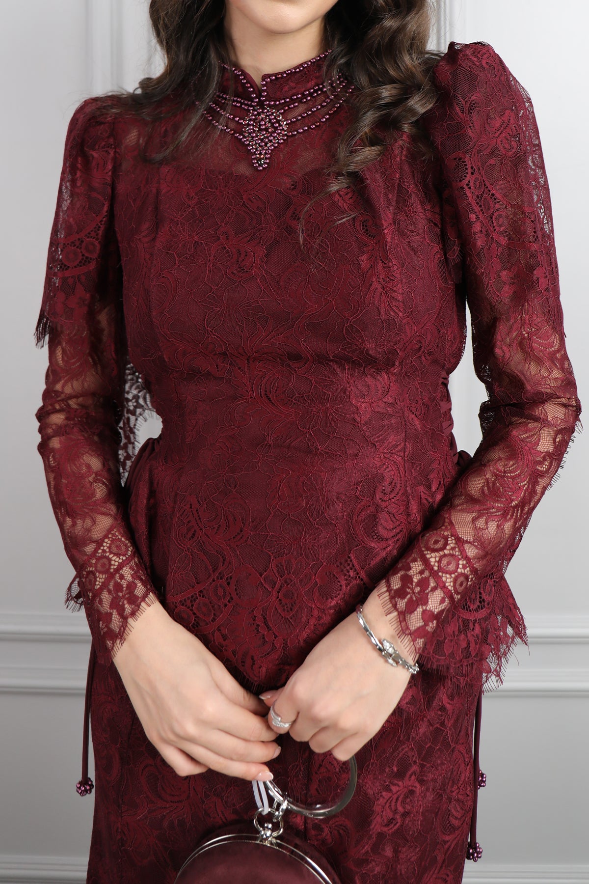 طقم دانتيل خناقي بتطريزات خرزية واكمام شفافة -عودي