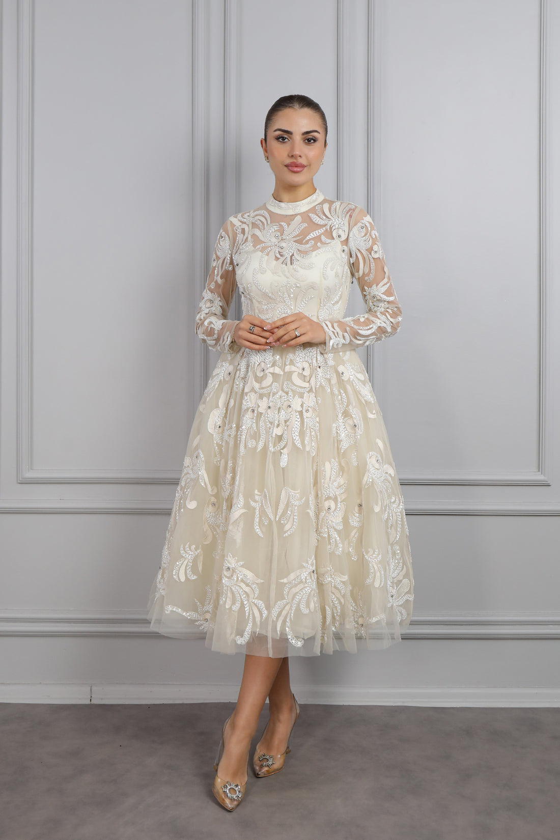 فستان سهرة ميدي بتفاصيل شفافة مطرز بالخرز بياقة عالية من "المجموعة الخاصة" -سكري