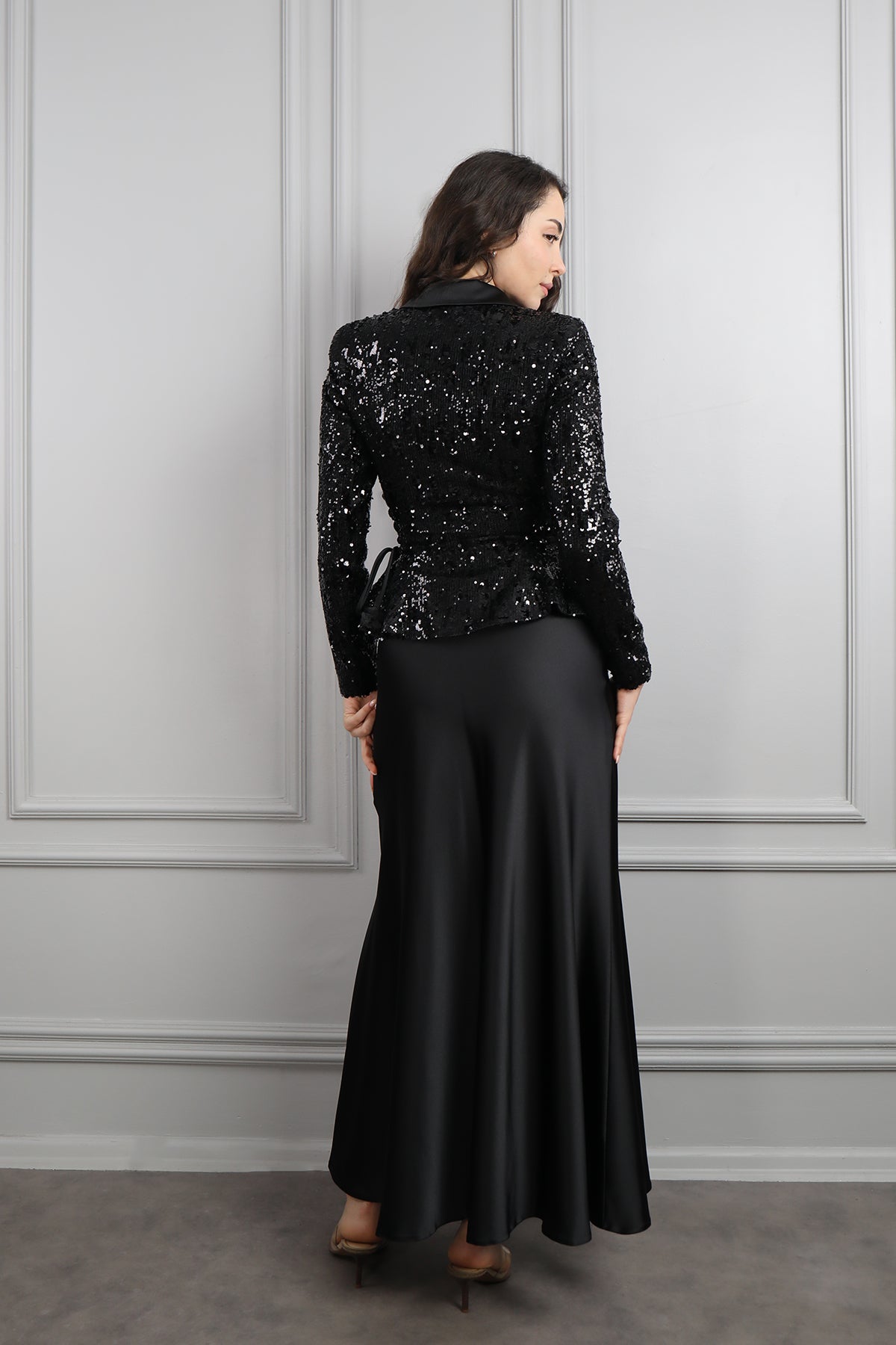 طقم تنورة ساتان وجاكيت مطرز بالترتر -اسود