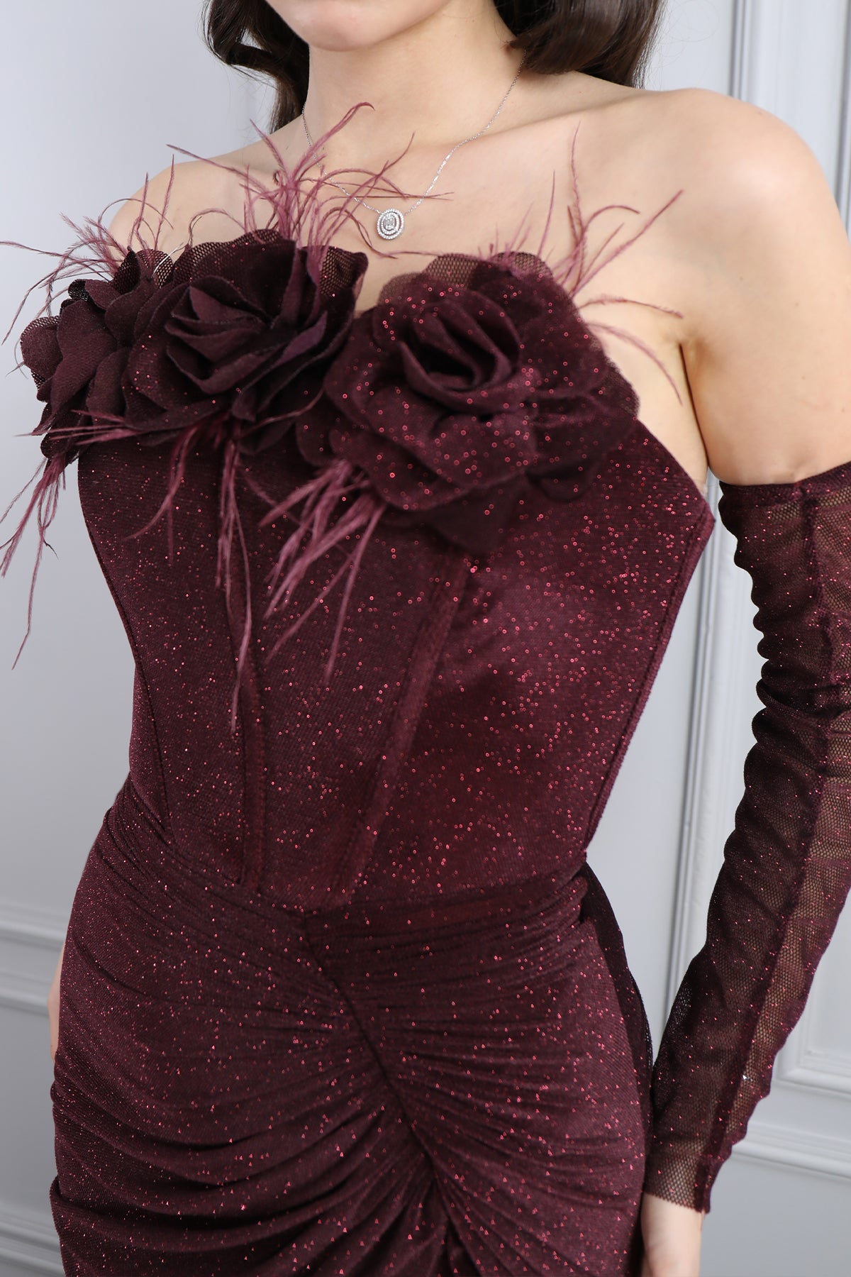 فستان سهرة لامع بتصميم سترابلس مزين بالورود مع اكمام متحركة -عودي