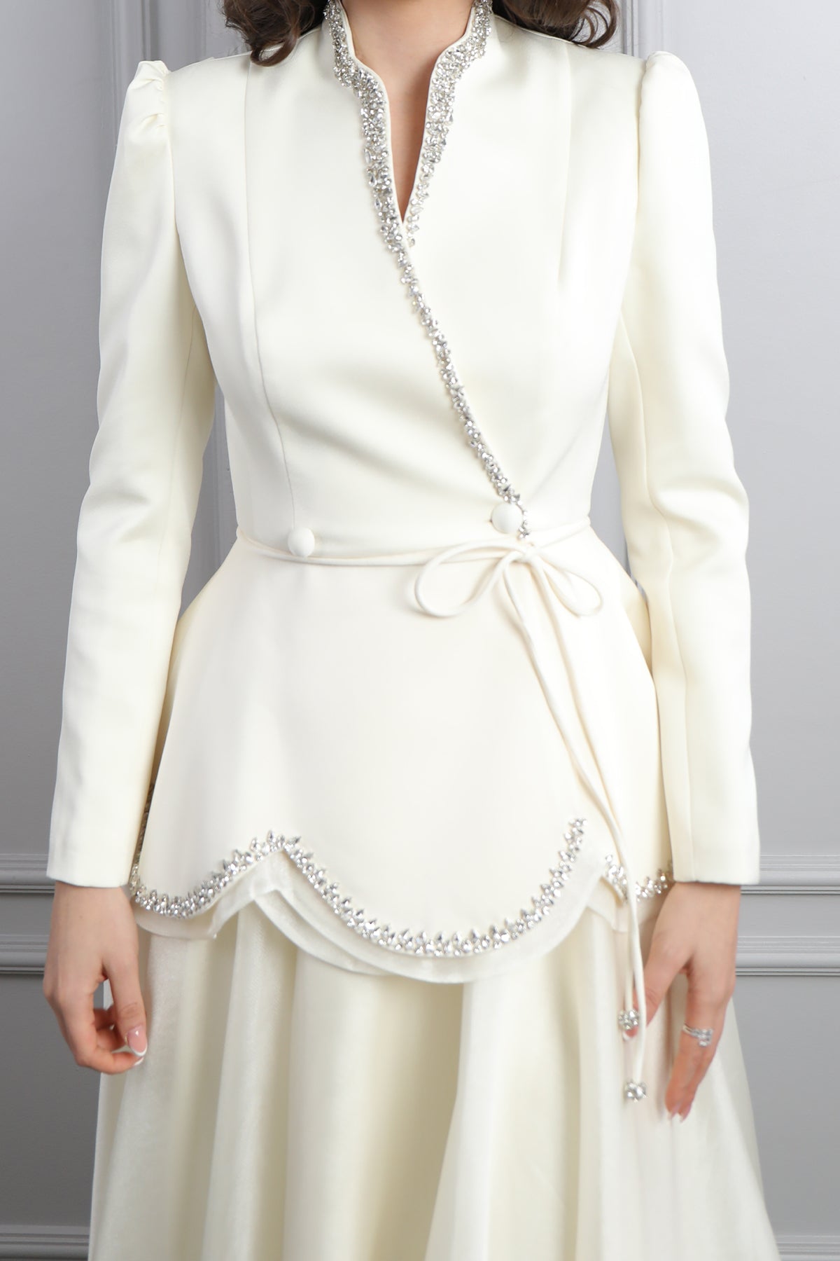 طقم تنورة وجاكيت مزين بتطريوات كريستالية -سكري