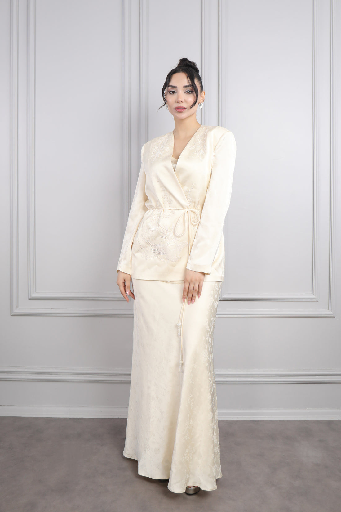 طقم تنورة ساتان وجاكيت بتطريزات خرزية وحزام عالخصر -سكري