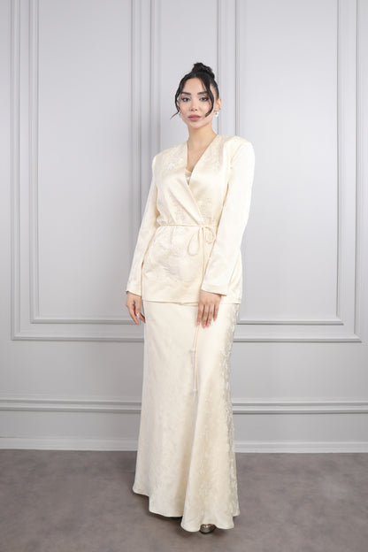 طقم تنورة ساتان وجاكيت بتطريزات خرزية وحزام عالخصر -سكري