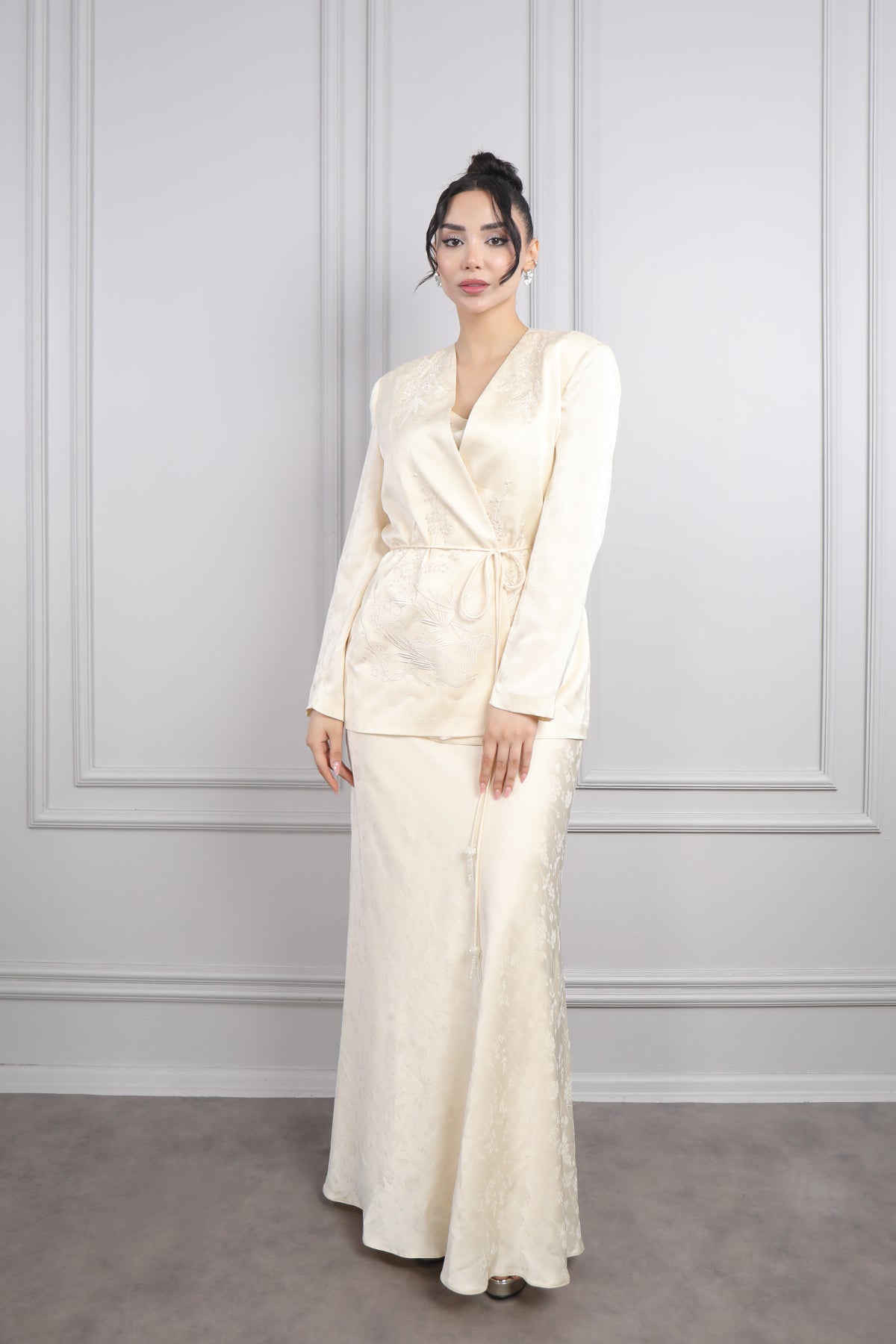 طقم تنورة ساتان وجاكيت بتطريزات خرزية وحزام عالخصر مقاس كبير -سكري