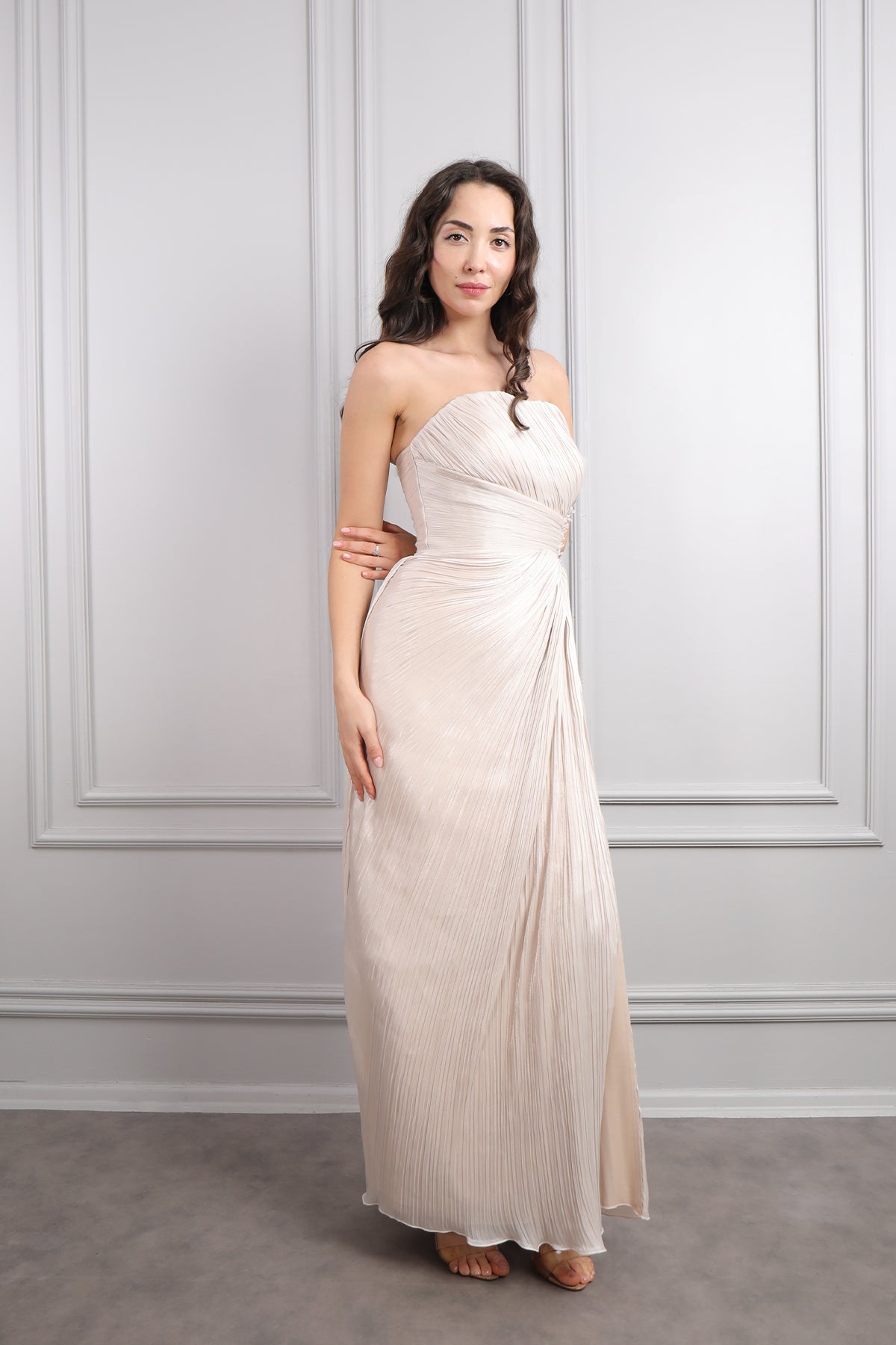 فستان سهرة شيفون سترابلس بتكسيرات وتفاصيل خرزية عالخصر -بيج