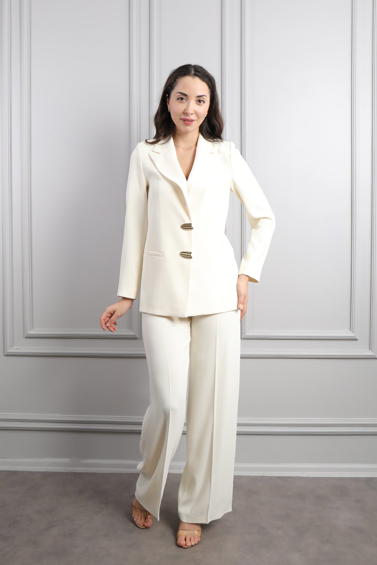 طقم بدلة بتصميم دانتيل شفاف في الظهر وازرار ذهبية -سكري