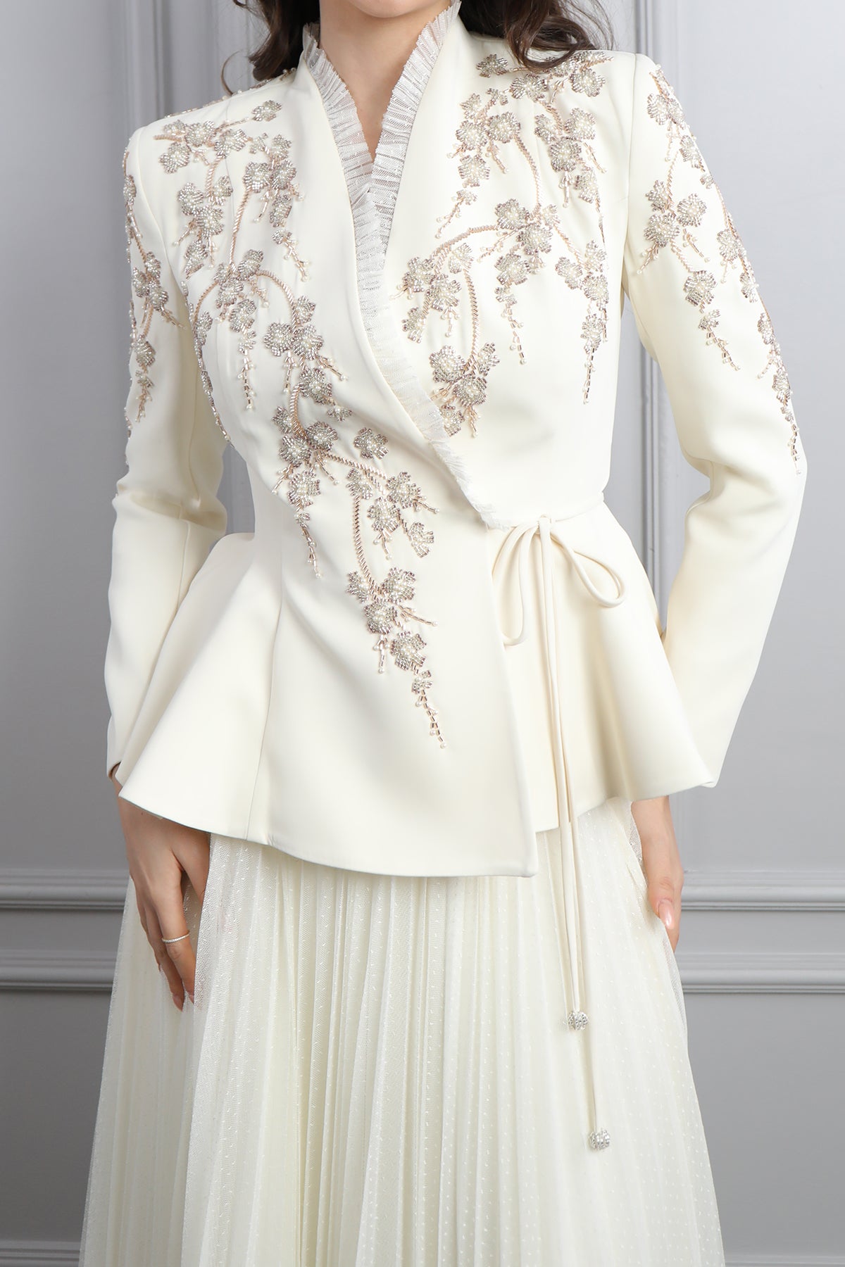 طقم تنورة بتكسيرات وجاكيت مزين بتطريزات خرزية وكشكشة -سكري