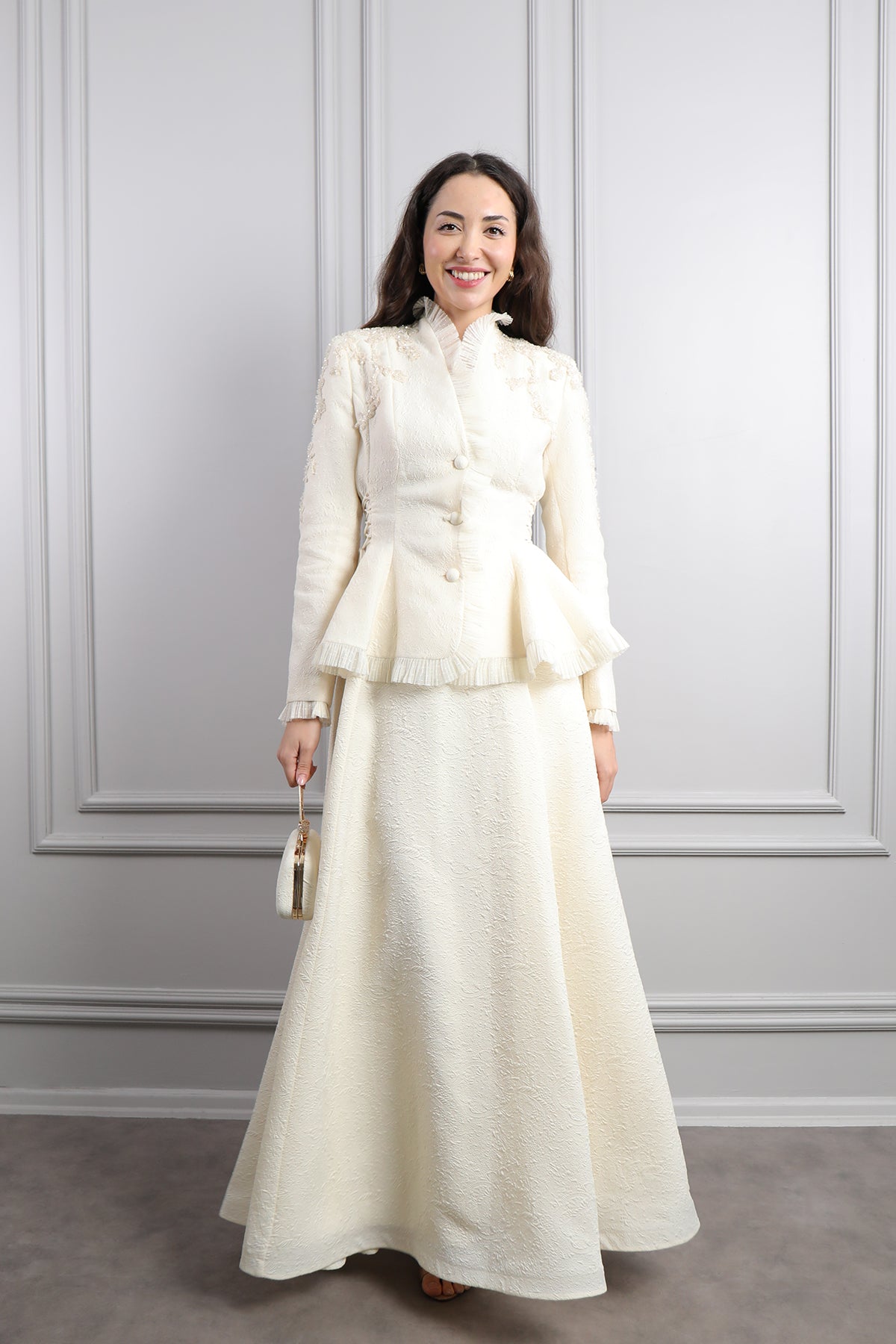 طقم تنورة وجاكيت بتفاصيل كشكشة وتطريزات خرزية مع اكسسوار شنطة -سكري