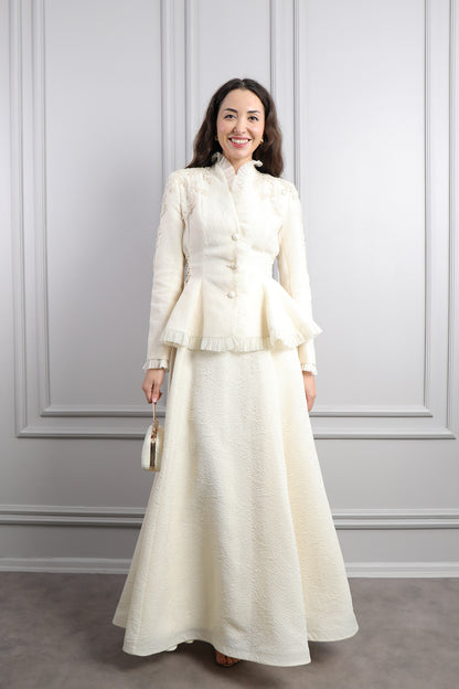 طقم تنورة وجاكيت بتفاصيل كشكشة وتطريزات خرزية مع اكسسوار شنطة -سكري