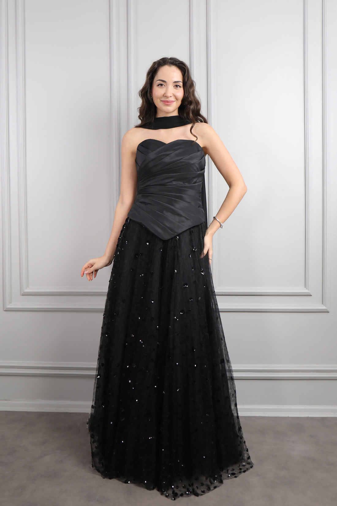 فستان سهرة سترابلس بتنورة تول وشال طويل -اسود